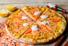 Пицца с двумя сырами и лососем